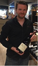 Photo Jeremy dans magasin tenant une bouteille de vin