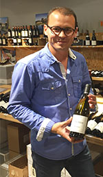 Thibault tenant une bouteille vin