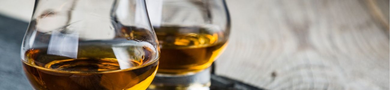 Deux verres de whisky dégustés en Vendée